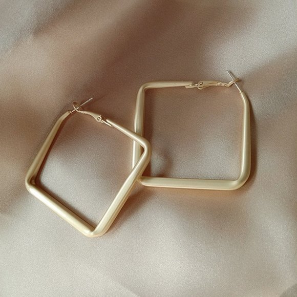 Brushed gold square Hoop Earrings - Picture 7 of 8